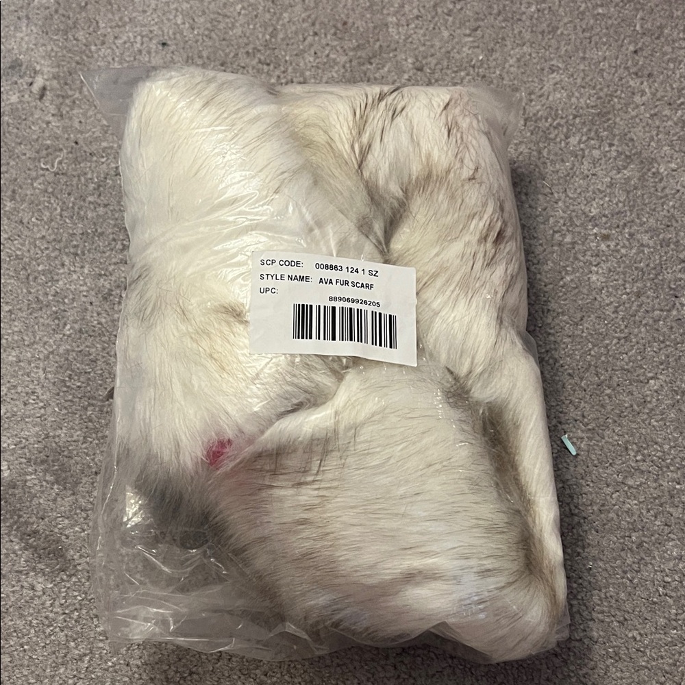 Lilly Pulitzer Ava Fur Scarf - Picture 7 of 8